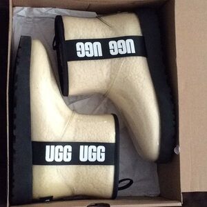 UGG “W CLASSIC CLEAR MINI” BOOTS SIZE 6 $140